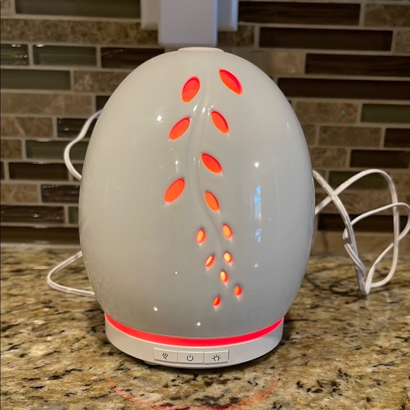 Elegant White Color Changing Aroma Diffuser - Picture 9 of 14